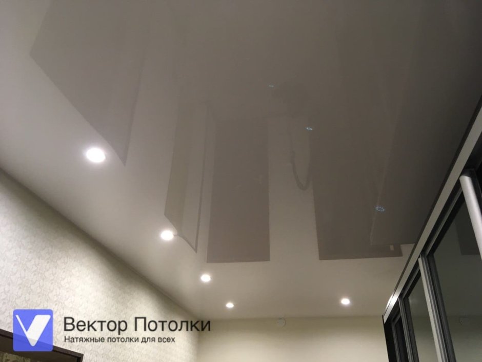 Светло серый матовый натяжной потолок