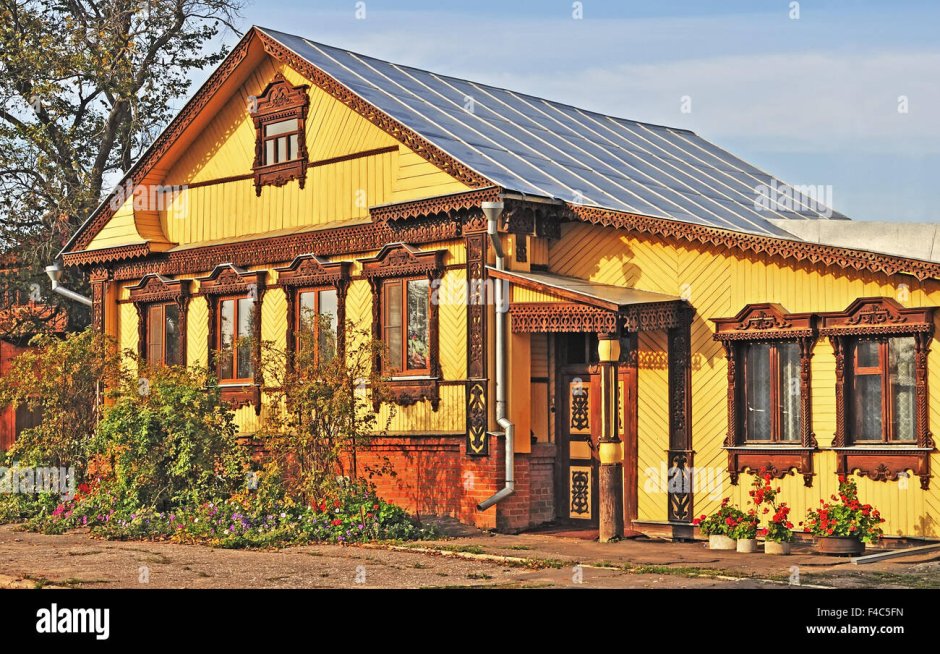 Дом в деревенском русском стиле снаружи