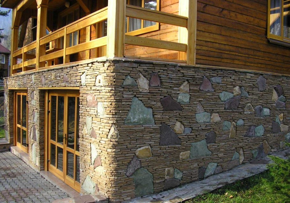 Штукатурный фасад с натуральным камнем