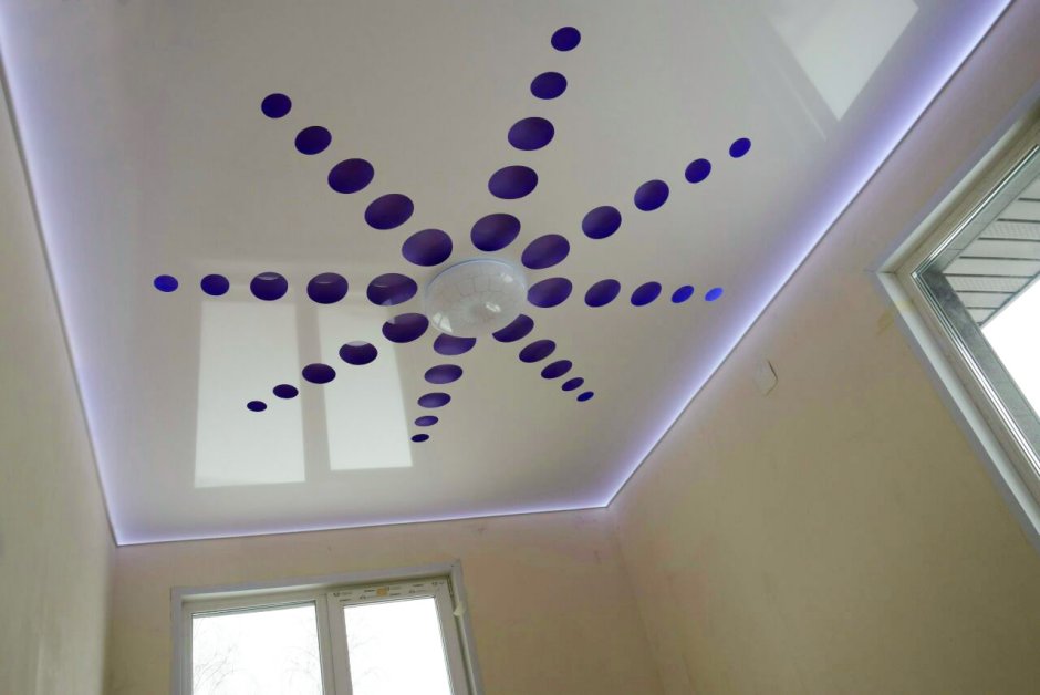 Перфорированный потолок с люстрой