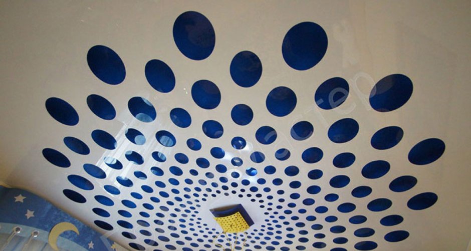 Натяжной потолок простой в два цвета с кругами