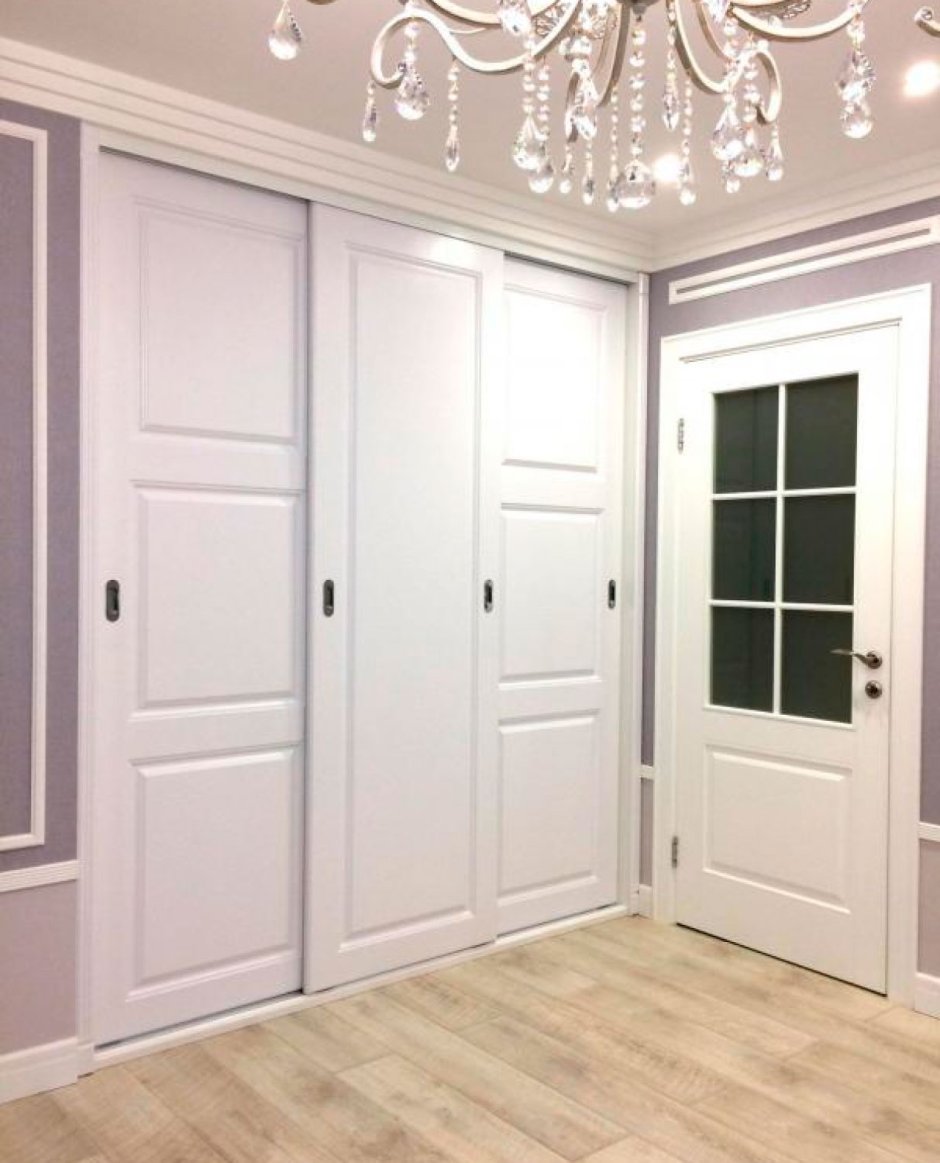 Белый встроенный шкаф с распашными дверями