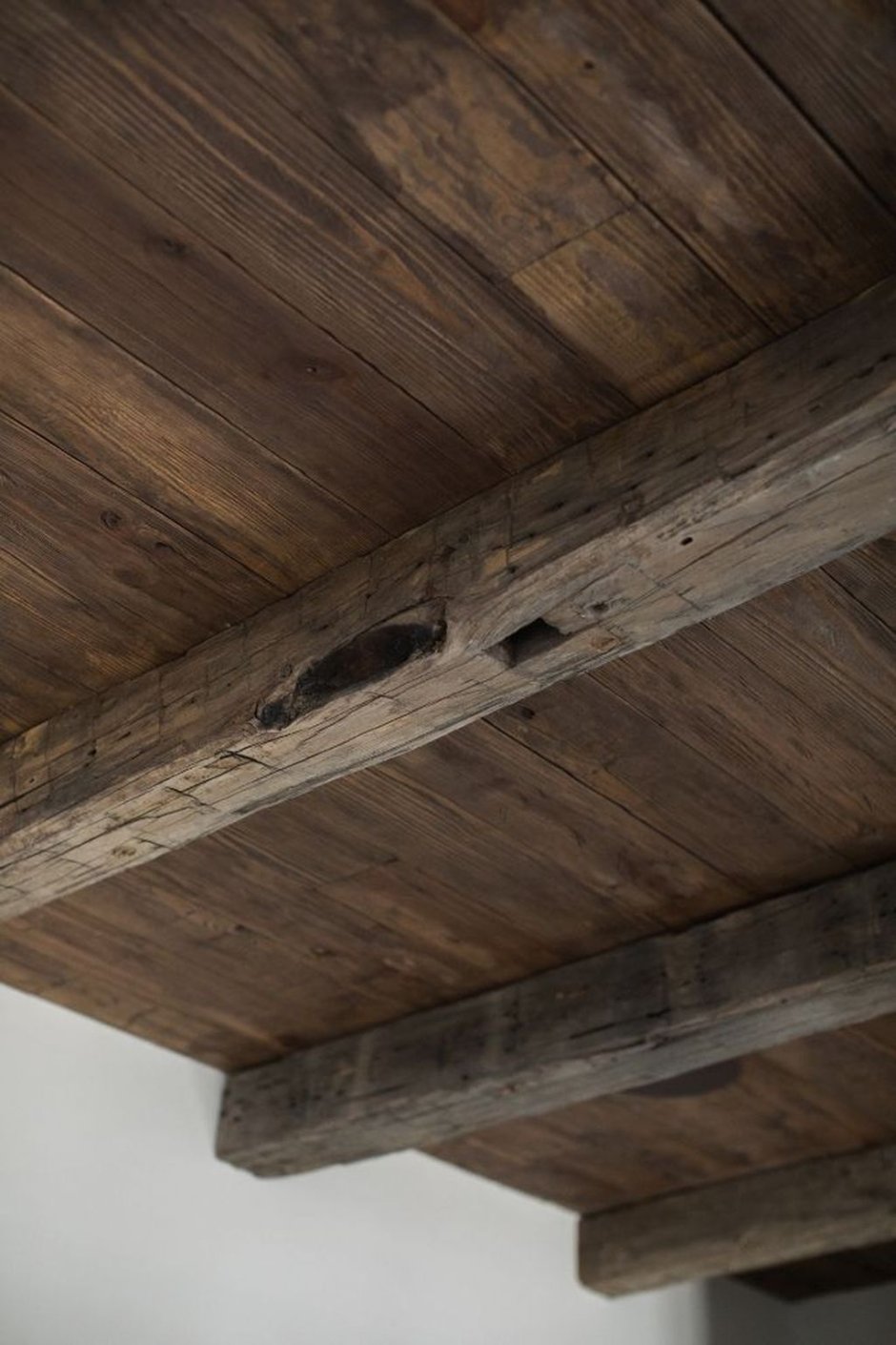 Деревянный старинный потолок