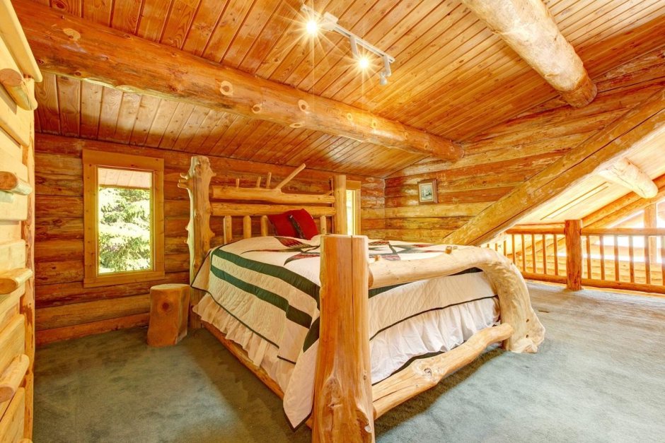 Деревянная кровать в деревянном доме