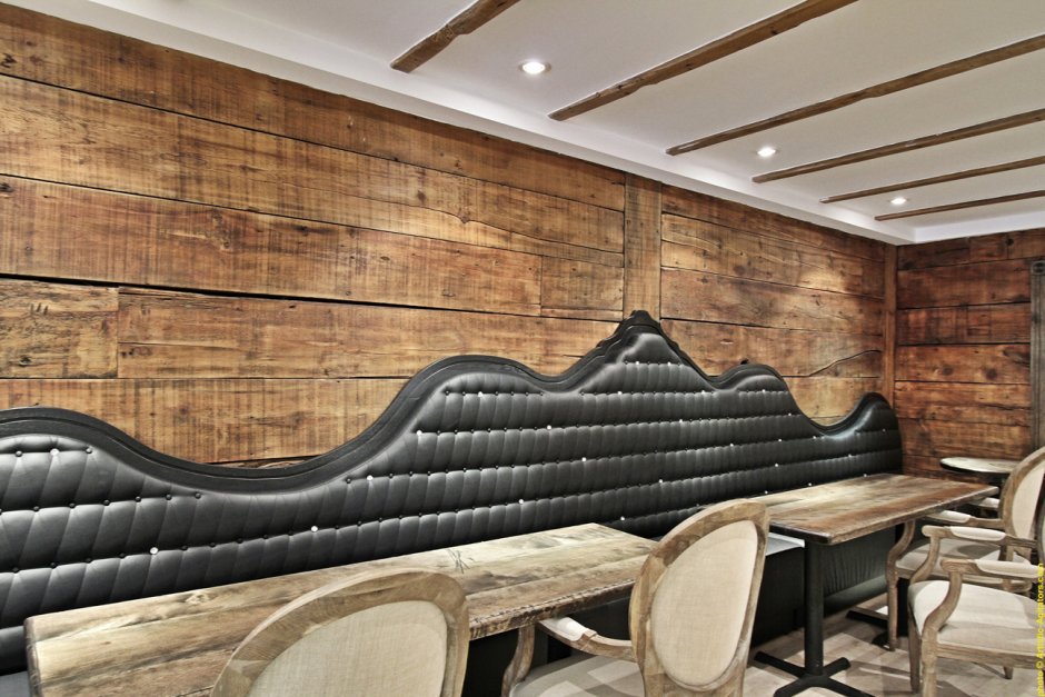 Деревянная стена в кафе