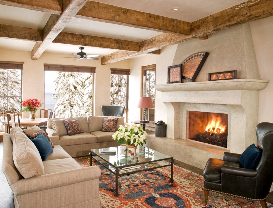 Уютный интерьер гостинной с камином зимой