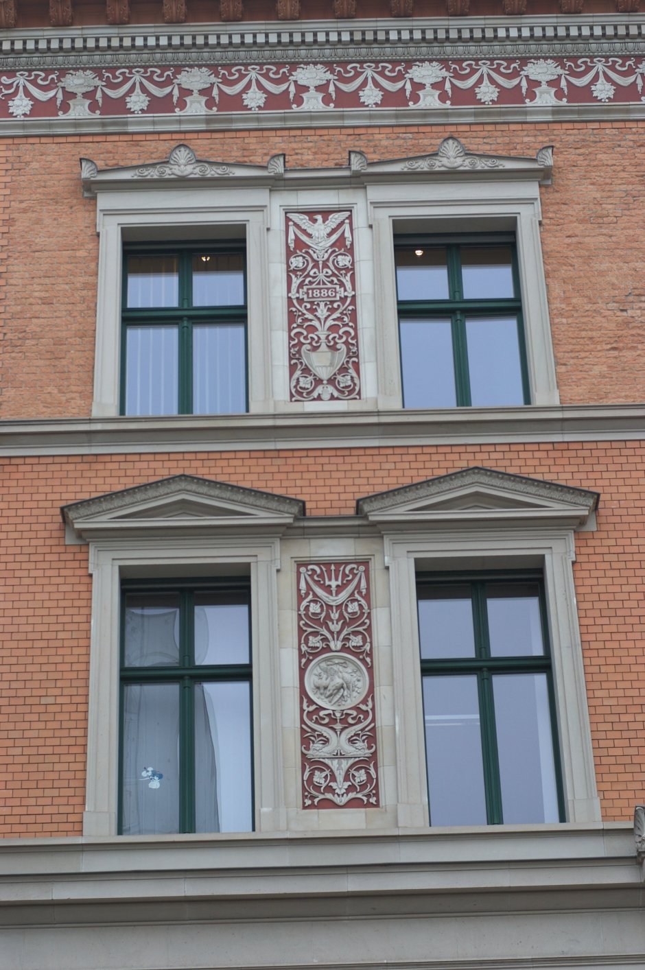Узкие окна на фасаде