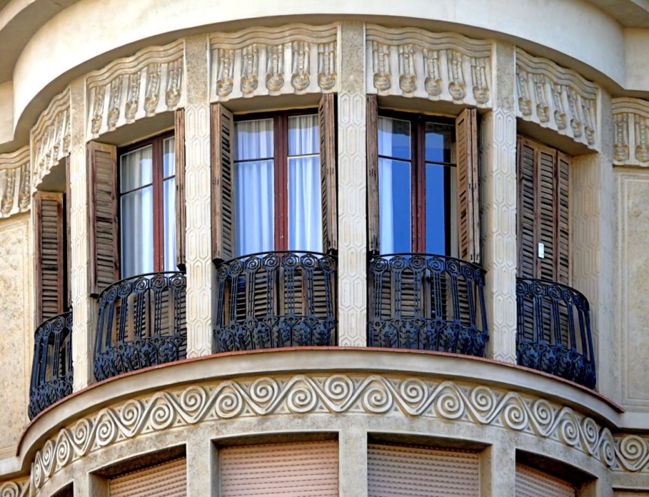 Полукруглый балкон с лепниной