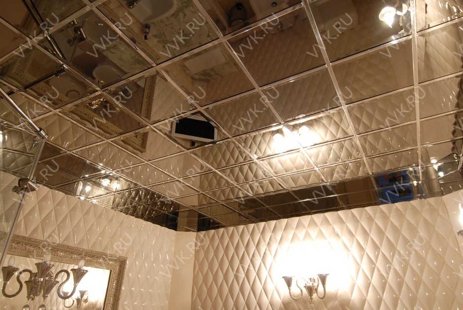 Потолочная плитка с зеркальными вставками