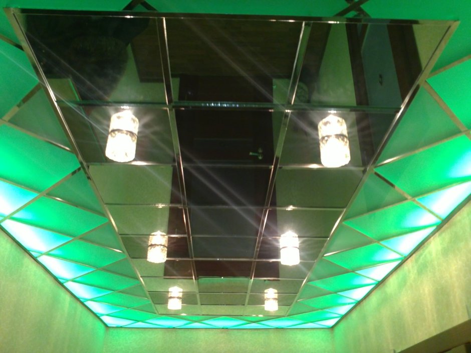 Натяжной зеркальный потолок с подсветкой