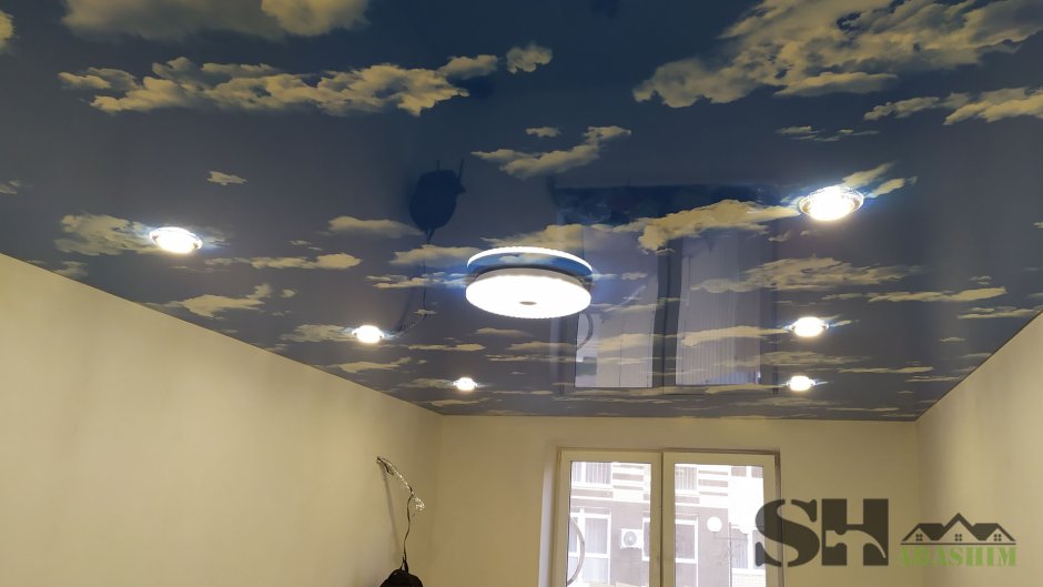 Натяжной потолок с рисунком неба и облаков