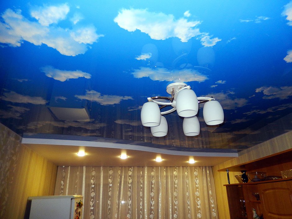 Натяжной потолок небо с лампами