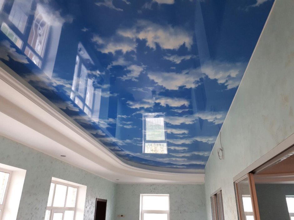 Глянцевый потолок с облаками