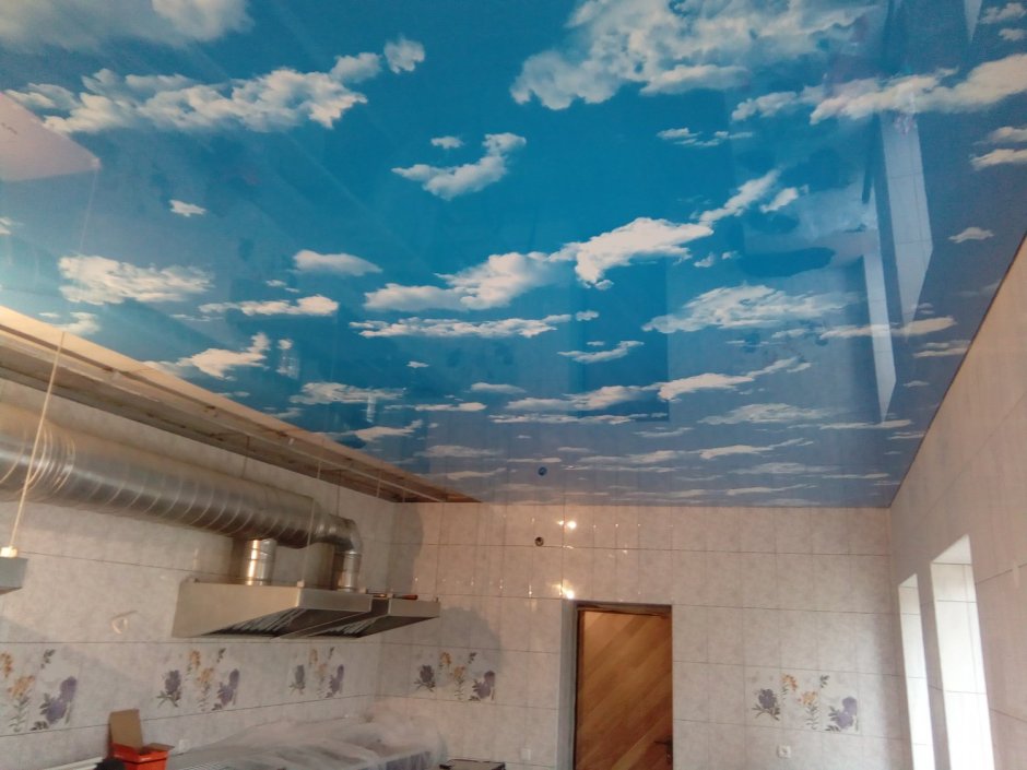 Натяжной потолок небо на кухне
