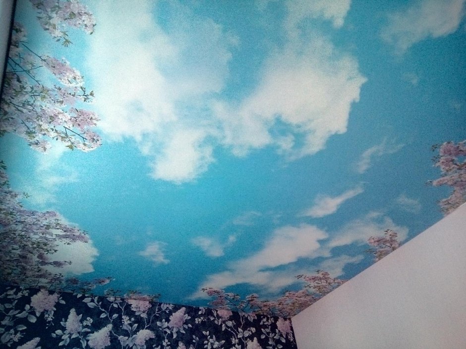 Натяжной потолок розовые облака