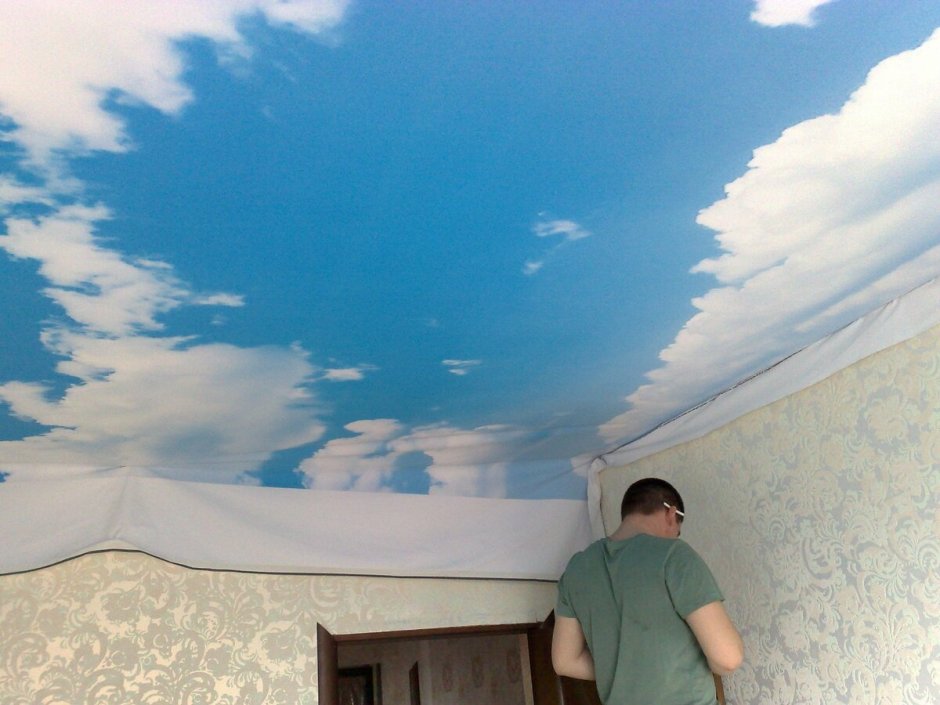 Обои облака на потолок