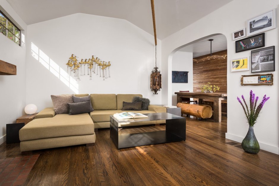 Дизайн большой комнаты с коричневым ламинатом