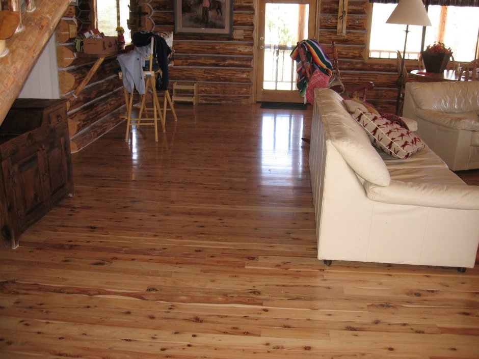 Деревянный пол в деревянном доме