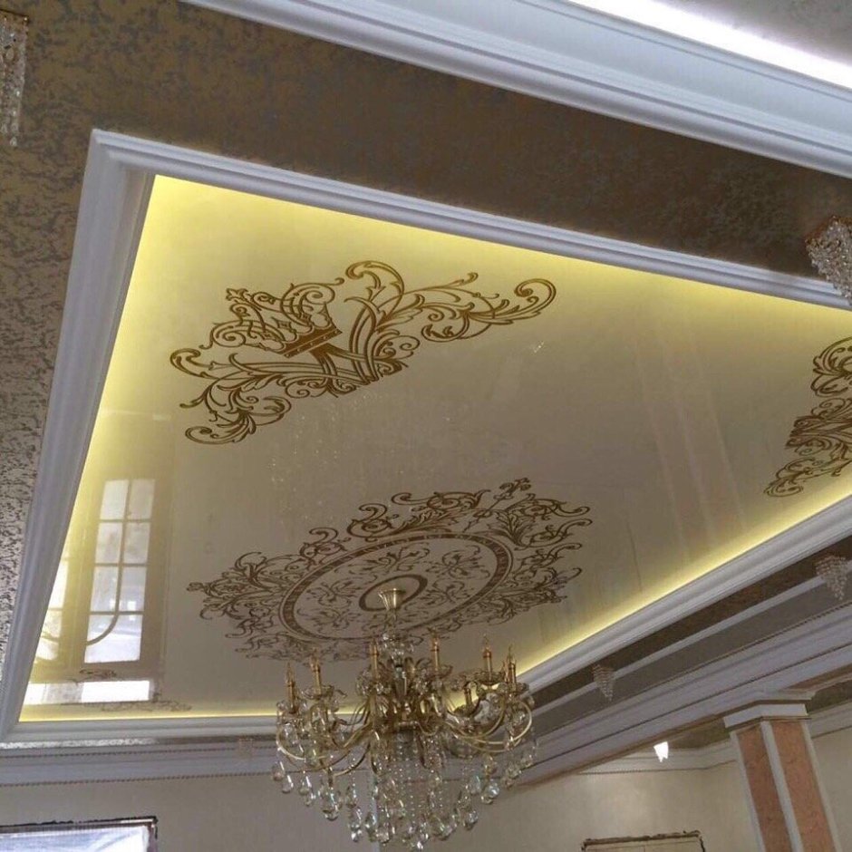 Натяжные потолки с орнаментом золото