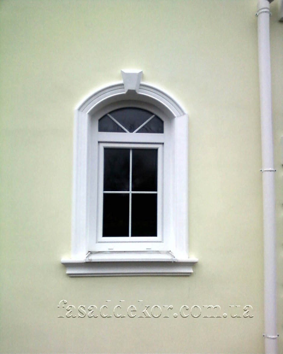 Белое окно с лепниной