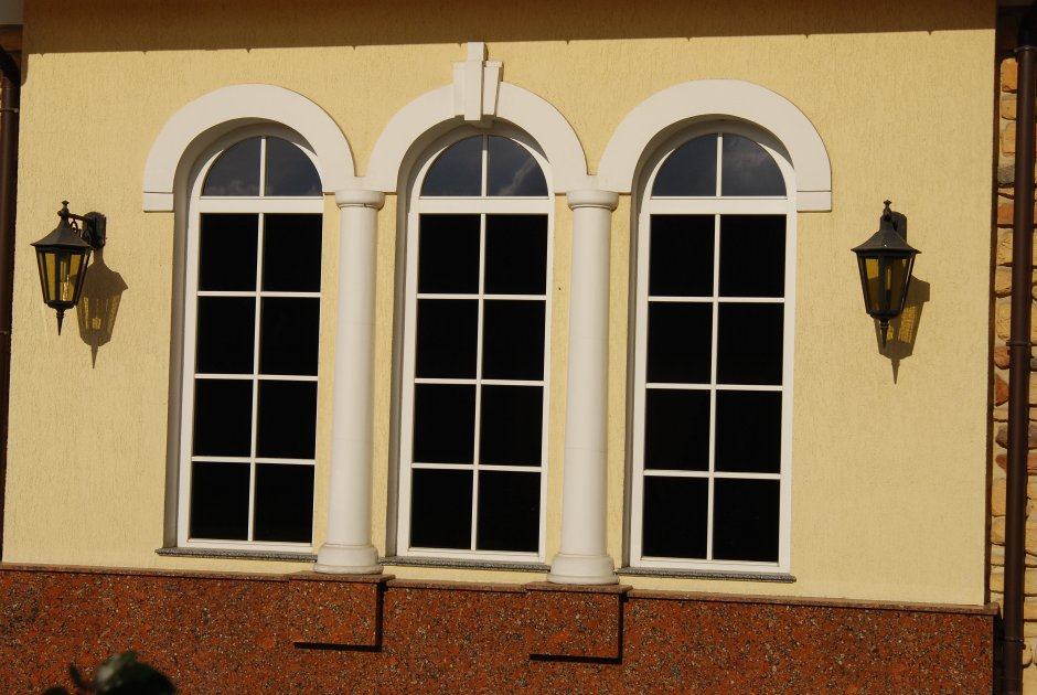Окна на фасаде дворцовца