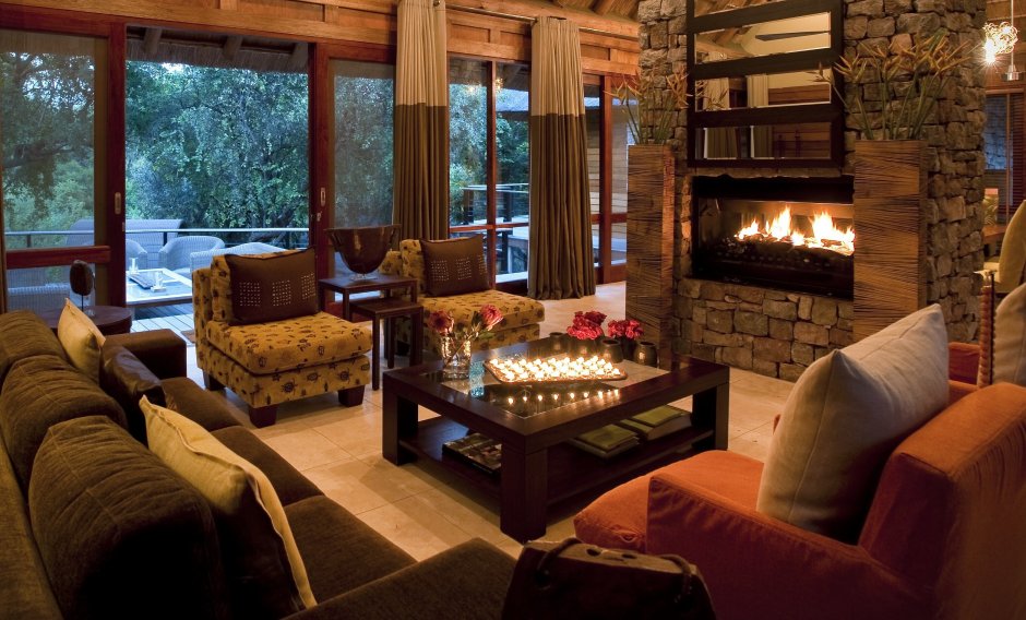 Уютная гостиная с камином в загородном доме зимой