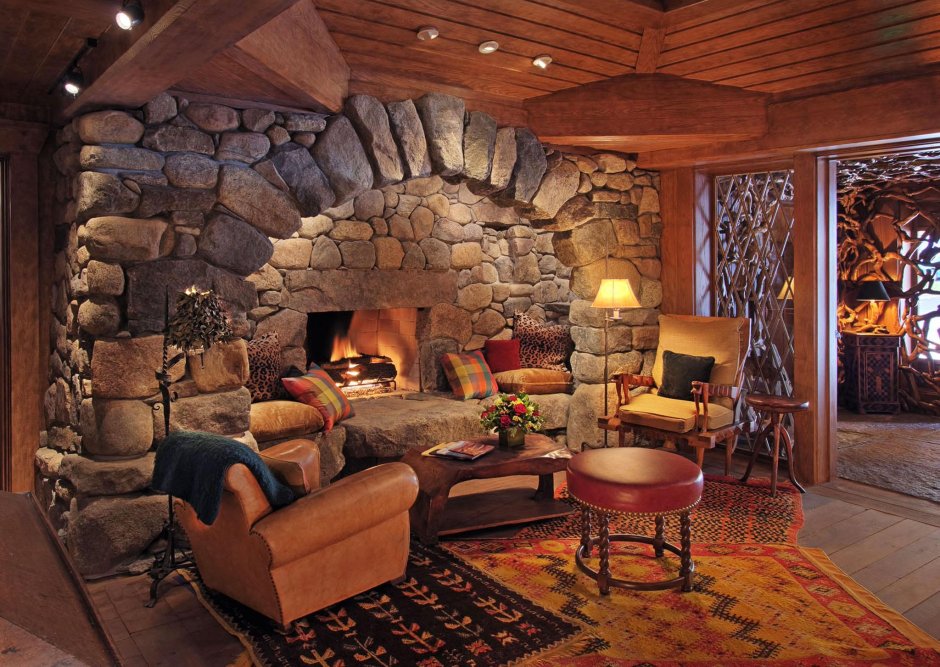 Уютная комната с камином