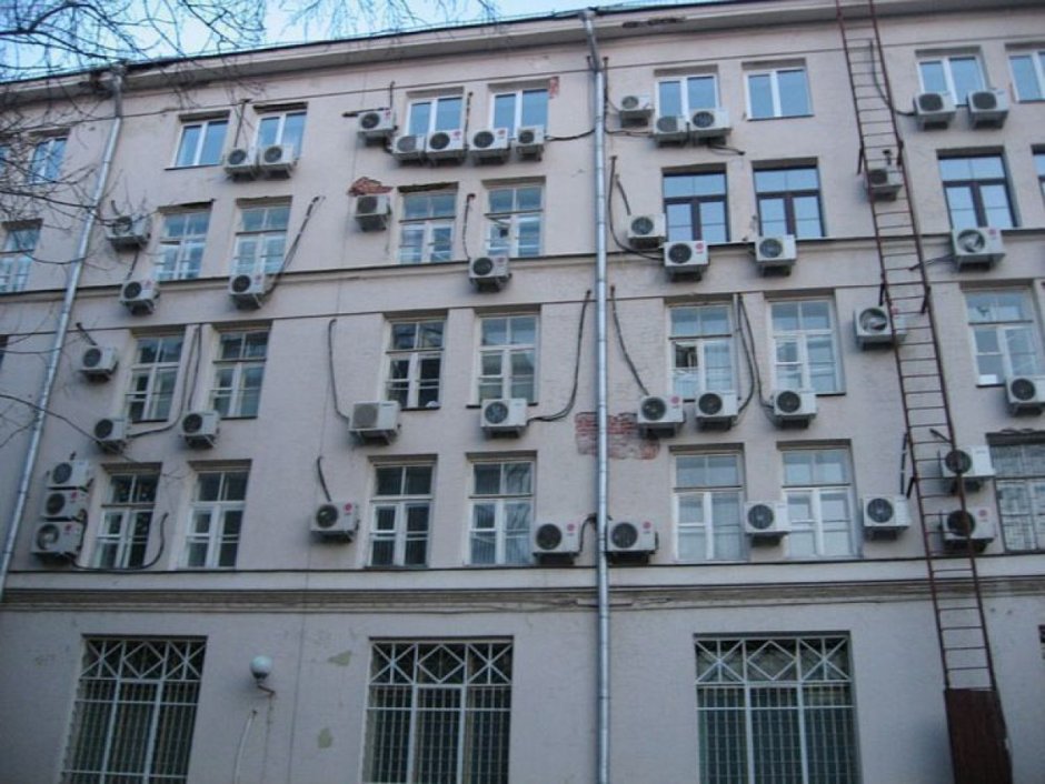 Кондиционеры на фасаде здания
