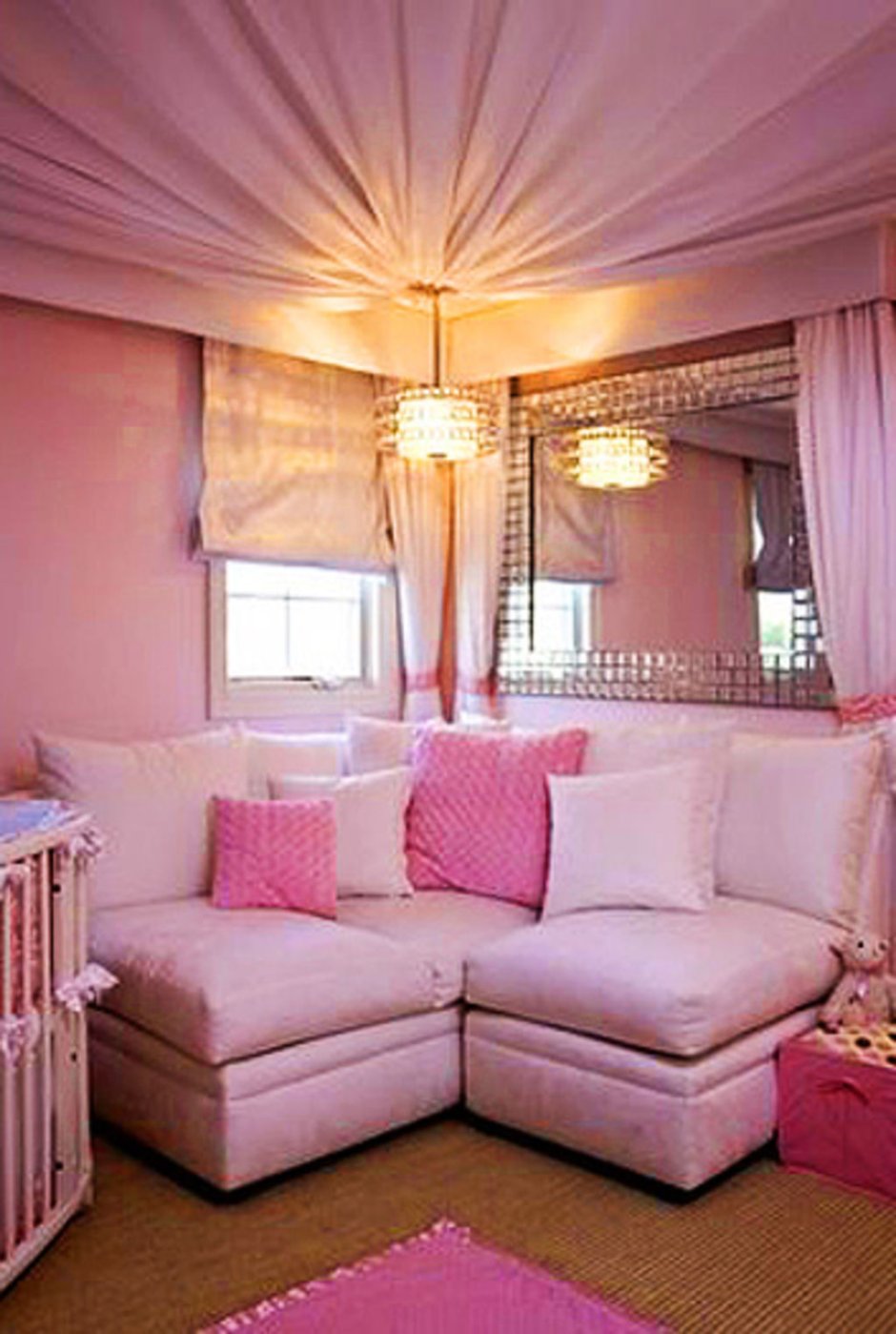 Интерьер комнаты с розовым диваном