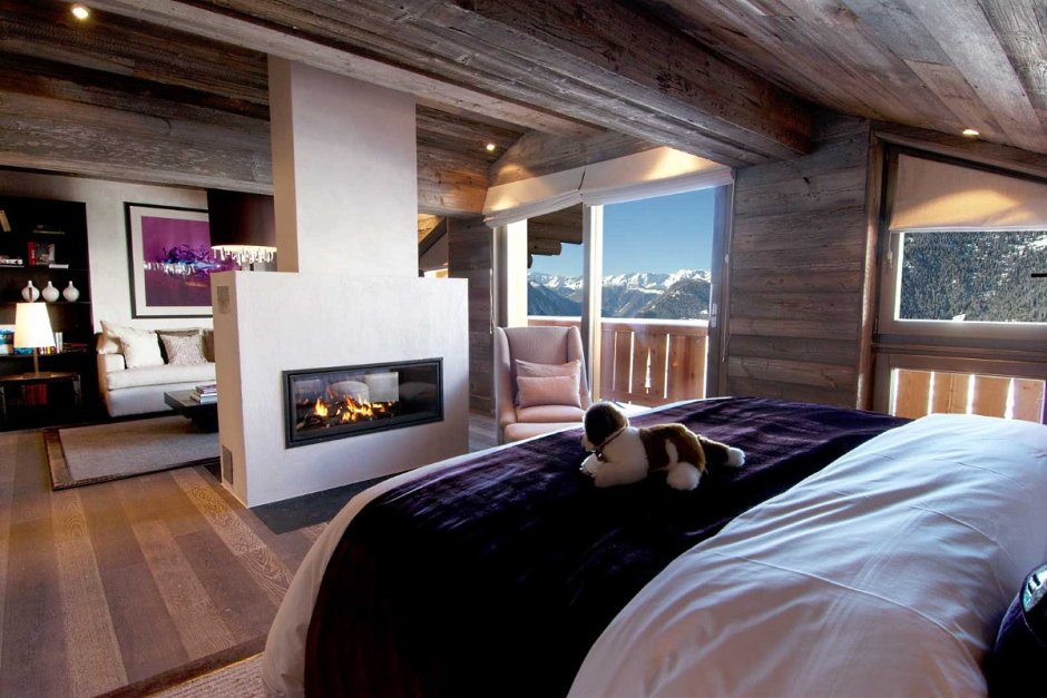 Спальня с панорамными окнами камин