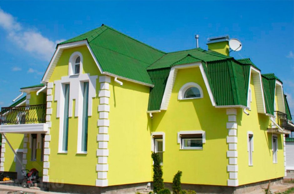 Желтый фасад дома