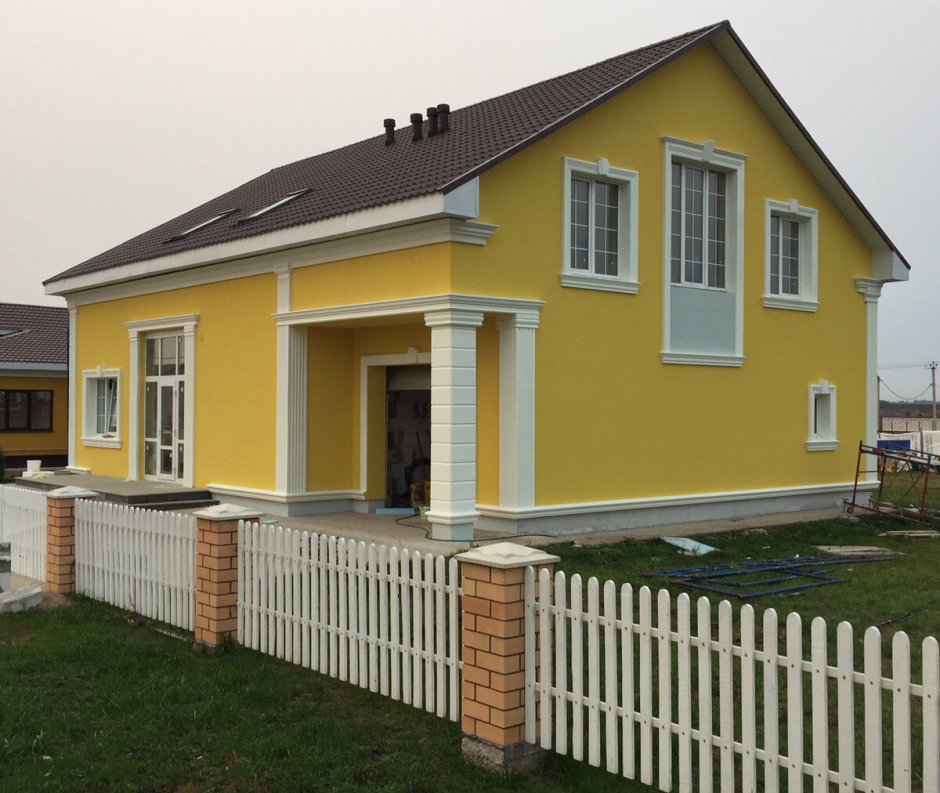 Дом с желтым фасадом
