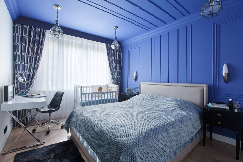 Синий потолок в спальне