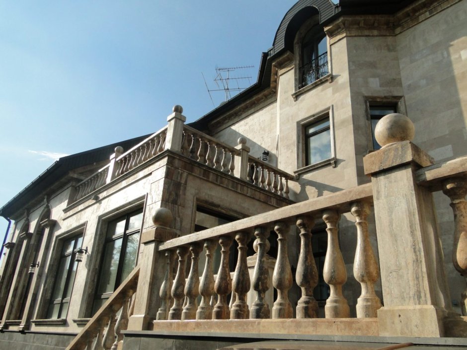 Дом в Ереване из травертина