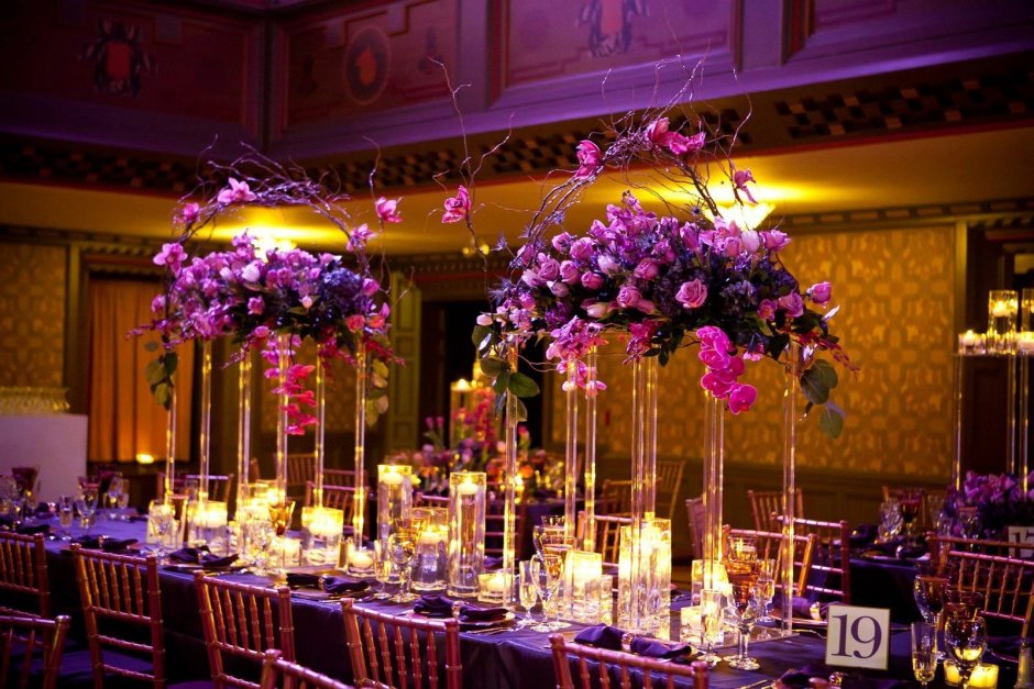 Банкетный зал в фиолетовом цвете