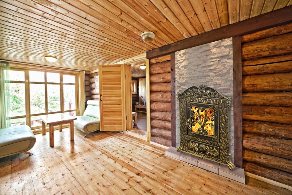 Интерьер деревянного дома с камином