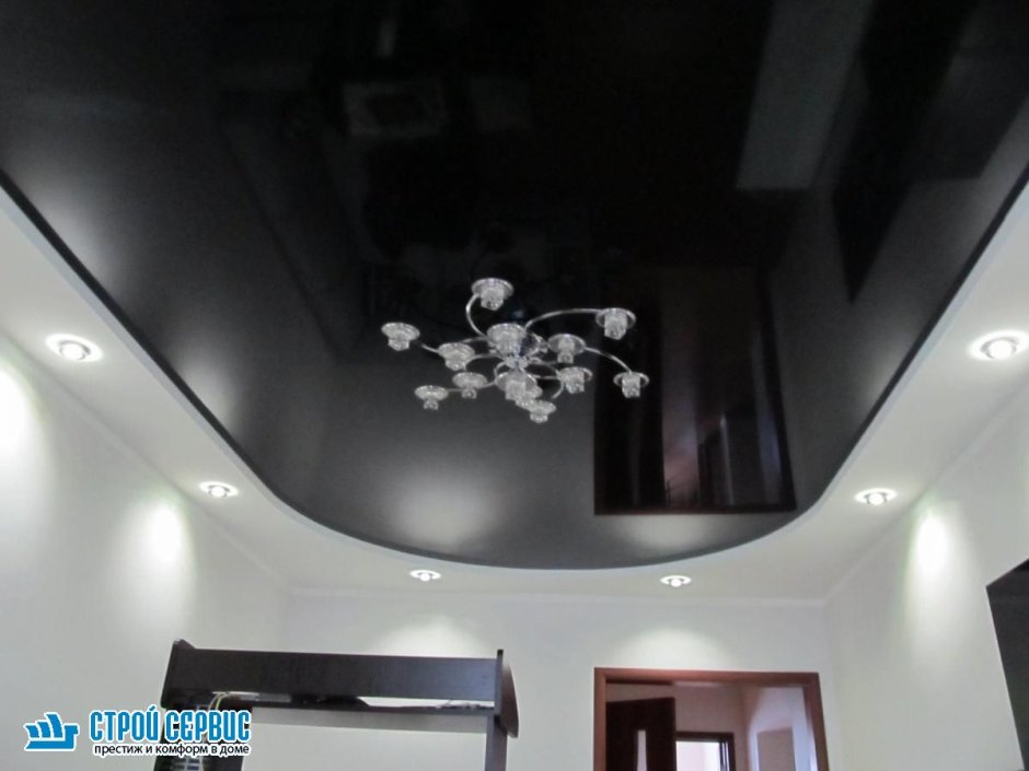 Черный натяжной потолок в интерьере фото гостиная