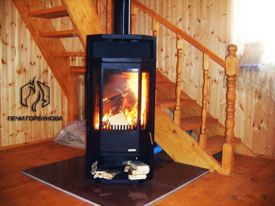 Металлическая печь-камин в деревянном доме