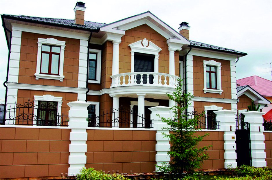 Декор фасада кирпичного частного дома