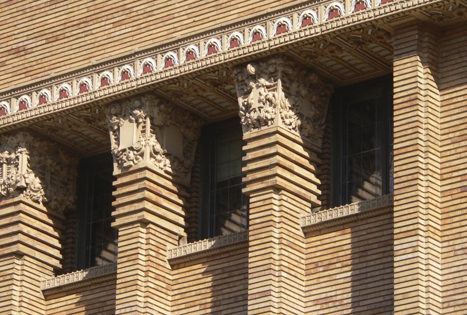 Дом с колоннами из кирпича