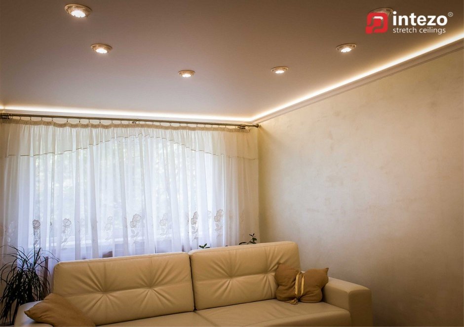 Точечное освещение в гостиной с натяжными потолками