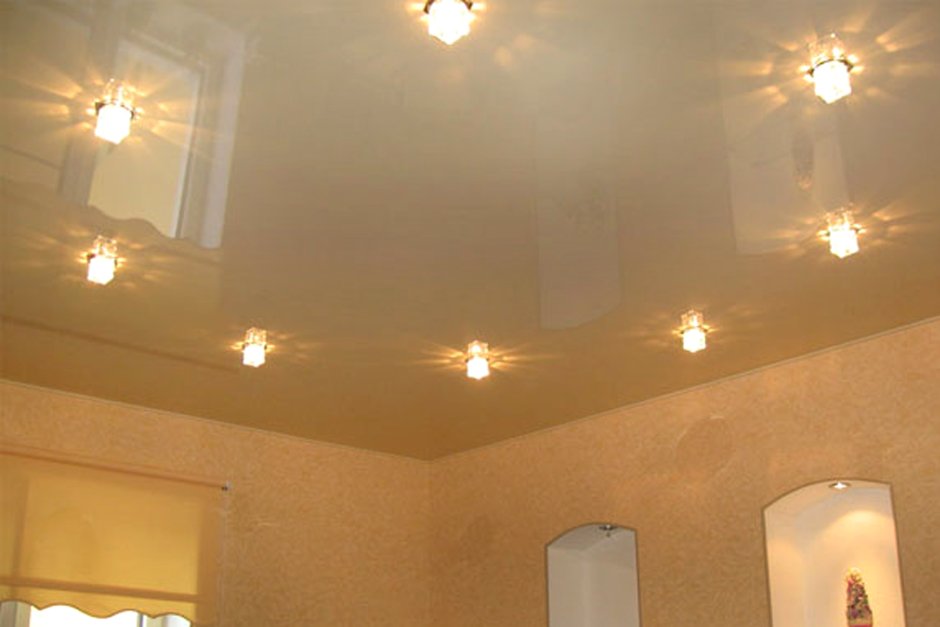 Натяжные потолки одноуровневые с точечными светильниками