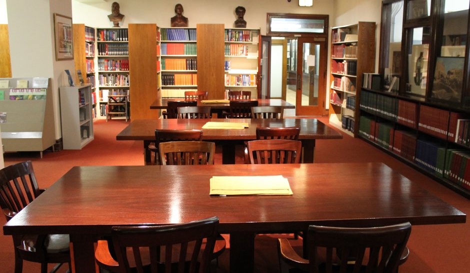 Современный читальный зал вузовской библиотеке