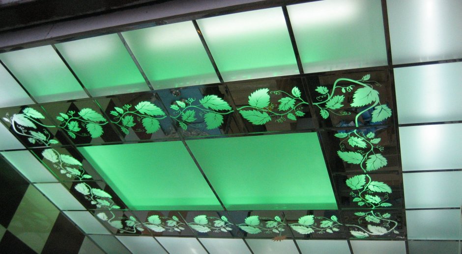 Стеклянный потолок с подсветкой