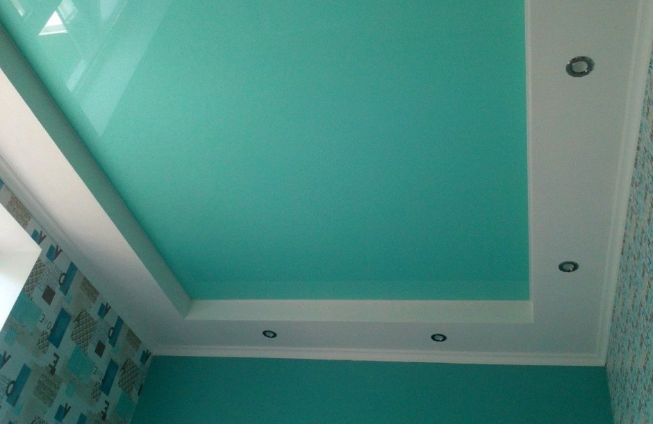 Голубой натяжной потолок