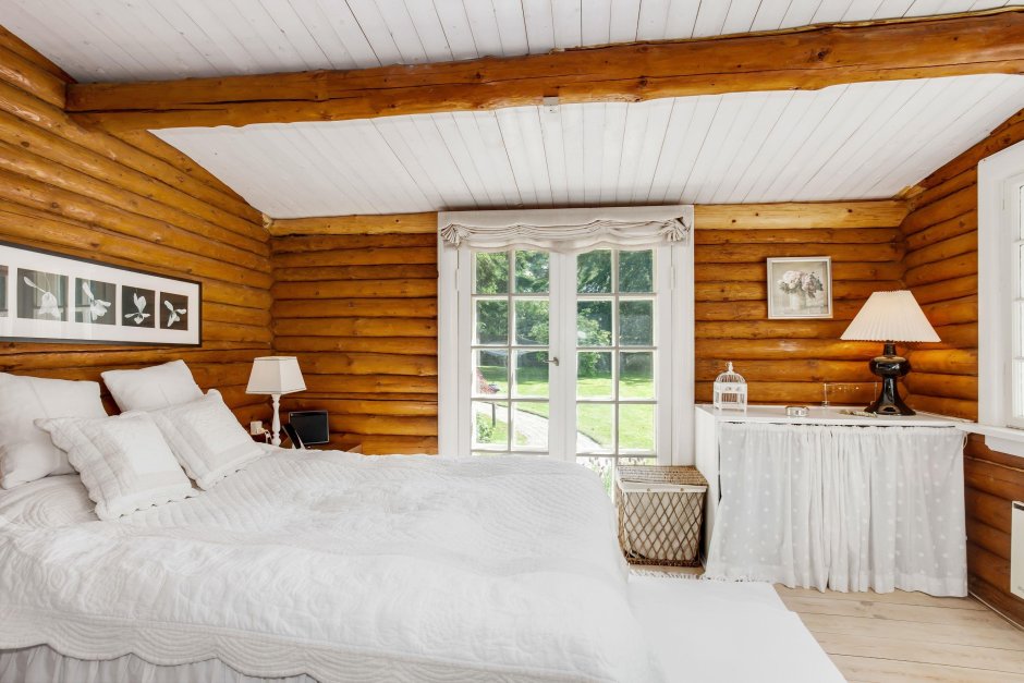 Белая спальня в деревянном доме