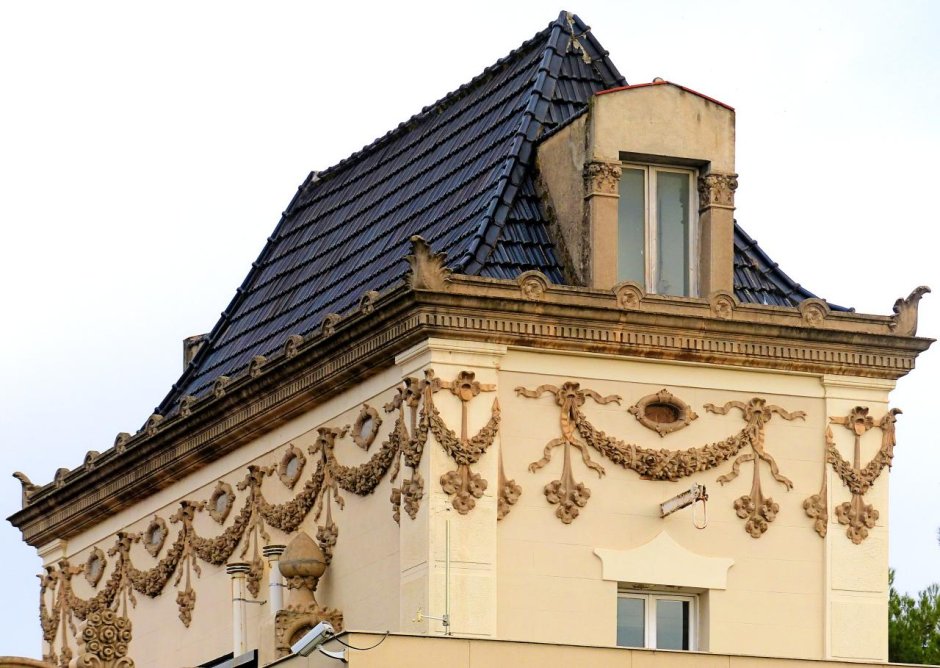 Красивые фронтоны домов с балконами