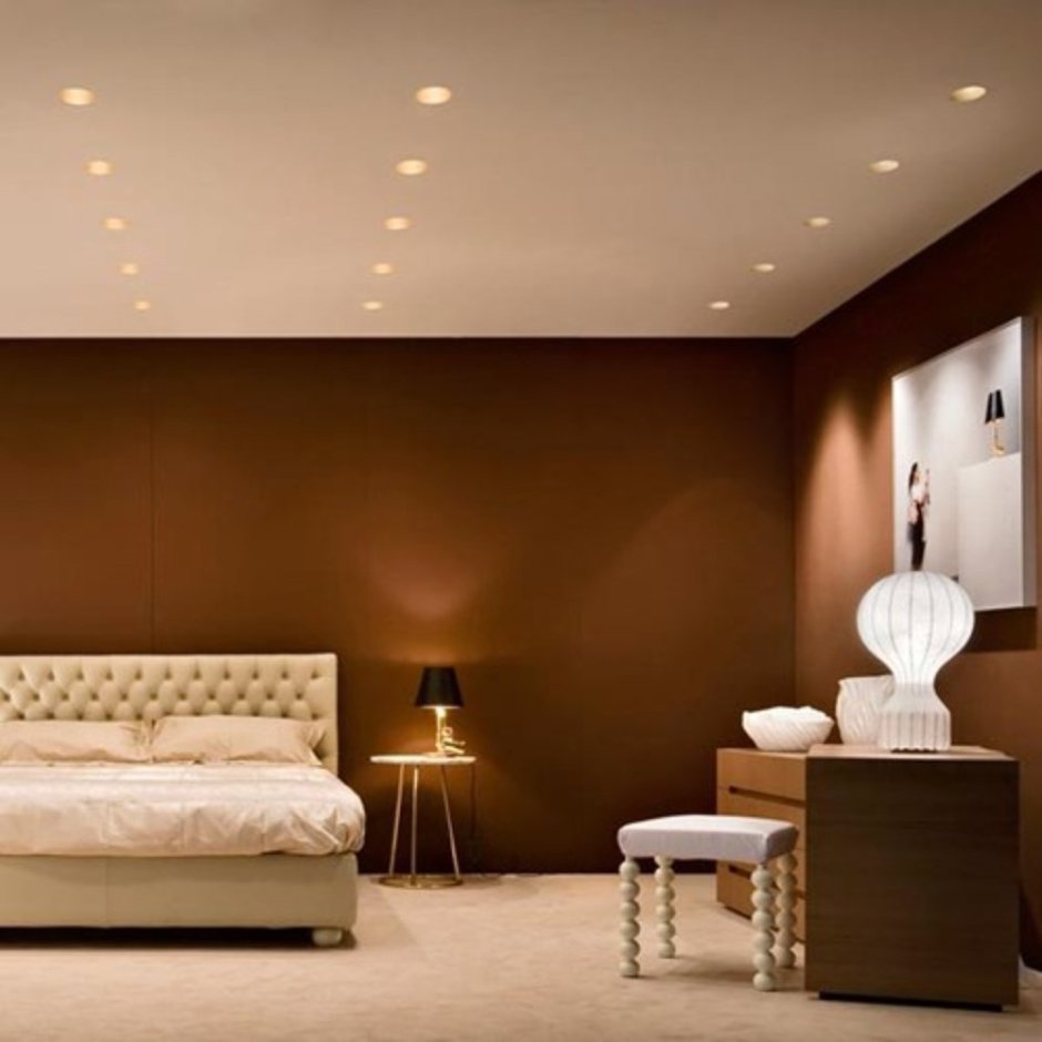 Потолок с точечными светильниками в спальне