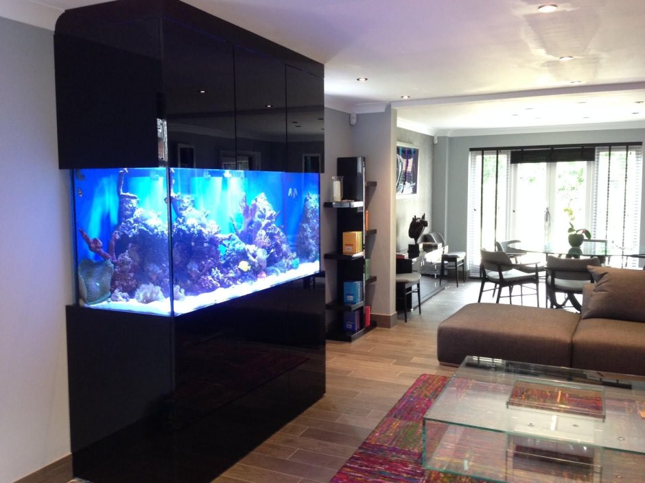 Гостиная с большим аквариумом