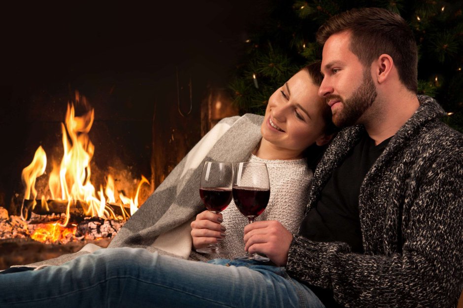 Мужчина и женщина у камина с вином